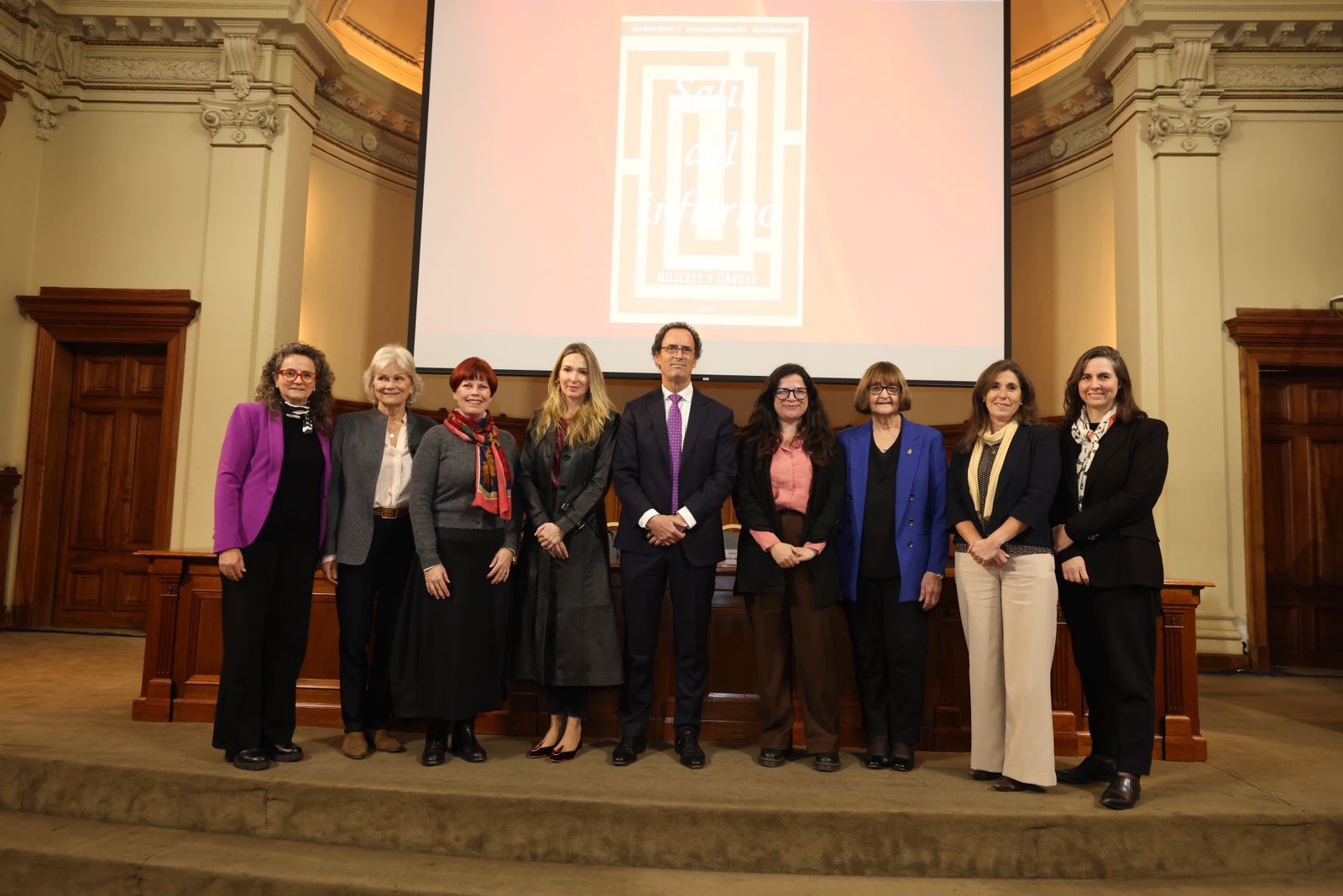 Fotografía asociada a la noticia 'Lanzamiento del libro 'Salir del Infierno': Historias de mujeres y cárcel': El miércoles 6 de agosto, en el Salón de Honor de la Casa Central de la Universidad Católica, se llevó a cabo el lanzamiento del libro 'S...